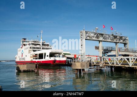 Il Red Funnel Ferry, Red Falcon, attracca a East Cowes in una giornata di sole. Foto Stock