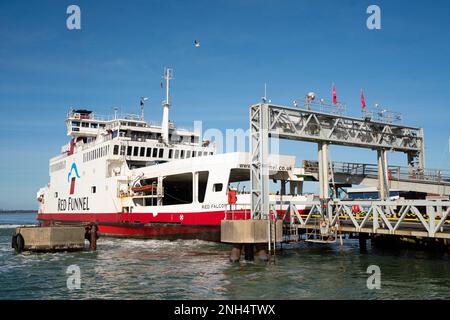 Il Red Funnel Ferry, Red Falcon, attracca a East Cowes in una giornata di sole. Foto Stock