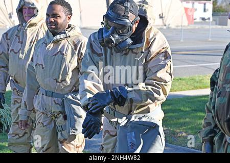 La Fort Dix CBRN School ha tenuto corsi di formazione per vari soldati di unità per la ASA Fort Dix CBRN Defense Course Class, 002-23. Questo corso è stato dal 4 dicembre al 16 dicembre 2023. Il corso comprende la formazione su una varietà di apparecchiature militari CBRN e comprende la formazione e la familiarizzazione con i dispositivi di protezione individuale (DPI), i dispositivi di respirazione autonomi (SCBA), le procedure di risposta di emergenza in transito, la pianificazione e la preparazione per le operazioni di ricognizione domestica, i principi fondamentali dei prodotti chimici/materiali tossici industriali (TIC/TIM), le procedure di campionamento e raccolta, l'interruzione della missione pr Foto Stock