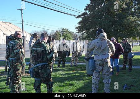 La Fort Dix CBRN School ha tenuto corsi di formazione per vari soldati di unità per la ASA Fort Dix CBRN Defense Course Class, 002-23. Questo corso è stato dal 4 dicembre al 16 dicembre 2023. Il corso comprende la formazione su una varietà di apparecchiature militari CBRN e comprende la formazione e la familiarizzazione con i dispositivi di protezione individuale (DPI), i dispositivi di respirazione autonomi (SCBA), le procedure di risposta di emergenza in transito, la pianificazione e la preparazione per le operazioni di ricognizione domestica, i principi fondamentali dei prodotti chimici/materiali tossici industriali (TIC/TIM), le procedure di campionamento e raccolta, l'interruzione della missione pr Foto Stock