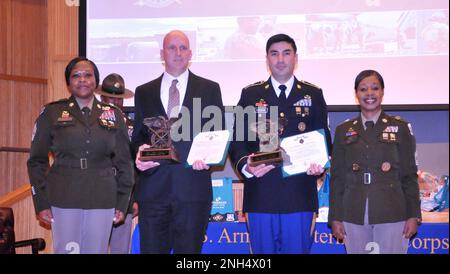 FORT LEE, Virginia -- comando Sgt. Maj. Tisa W. Scott, Quartermaster School CSM, E CSM Tamisha A. Love, Fort Lee Garrison CSM, fianco James Vardy, istruttore e staff del Dipartimento di formazione della logistica Sgt. William Hudson, istruttore del Dipartimento di petrolio e dell'acqua, dopo essere stati nominati rispettivamente come educatore e istruttore della Scuola di QM dell'anno, durante una cerimonia del 13 dicembre presso l'auditorium PWD. Yvonne Griffith di PWD e SSG Michael Vandenberg di LTD, erano i rispettivi secondi classificati. Cinque civili e otto soldati hanno partecipato alla competizione che si è conclusa nel corso della settimana, il 9 dicembre. Ha incluso l'aula e. Foto Stock