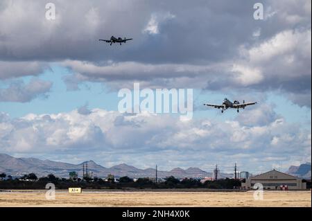 Due A-10 Thunderbolt IIS assegnati alla 355th Wing sorvolano la linea di volo alla base dell'aeronautica di Davis-Monthan, Ariz., 13 dicembre 2022. Il modello a-10s offre un'eccellente manovrabilità a basse velocità e altitudine, mantenendo al contempo una piattaforma di consegna delle armi estremamente precisa. Foto Stock