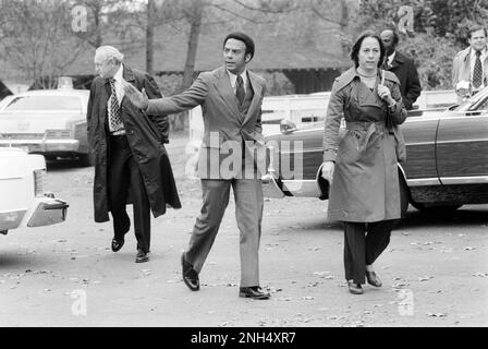 L'ex congressista Andrew Young arriva a Talmadge Farms a Lovejoy, Georgia, per incontrare il presidente eletto Jimmy carter. 1976 Foto Stock