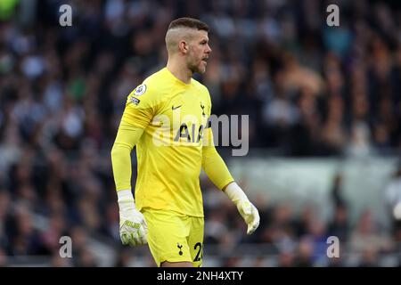 Londra, Regno Unito. 19th Feb, 2023. Fraser Forster, il portiere di Tottenham Hotspur guarda su. Partita della Premier League, Tottenham Hotspur contro West Ham Utd allo stadio Tottenham Hotspur di Londra domenica 19th febbraio 2023. Questa immagine può essere utilizzata solo per scopi editoriali. Solo per uso editoriale, licenza richiesta per uso commerciale. Non è utilizzabile nelle scommesse, nei giochi o nelle pubblicazioni di un singolo club/campionato/giocatore. pic di Andrew Orchardr/Andrew Orchard sports photography/Alamy Live news Credit: Andrew Orchard sports photography/Alamy Live News Foto Stock