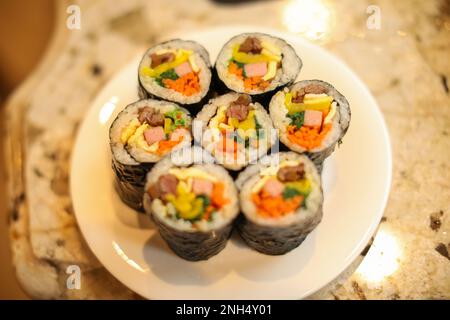 Tradizionale cibo coreano kimbap riso casalingo california roll Foto Stock