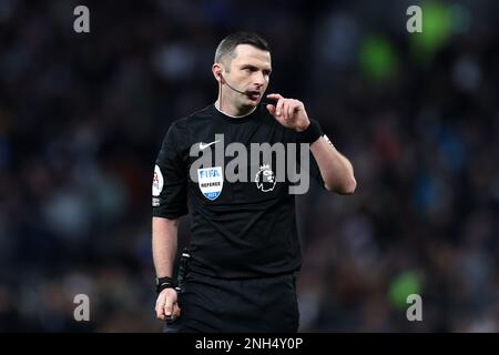 Londra, Regno Unito. 19th Feb, 2023. Michael Oliver, l'arbitro. Partita della Premier League, Tottenham Hotspur contro West Ham Utd allo stadio Tottenham Hotspur di Londra domenica 19th febbraio 2023. Questa immagine può essere utilizzata solo per scopi editoriali. Solo per uso editoriale, licenza richiesta per uso commerciale. Non è utilizzabile nelle scommesse, nei giochi o nelle pubblicazioni di un singolo club/campionato/giocatore. pic di Andrew Orchardr/Andrew Orchard sports photography/Alamy Live news Credit: Andrew Orchard sports photography/Alamy Live News Foto Stock