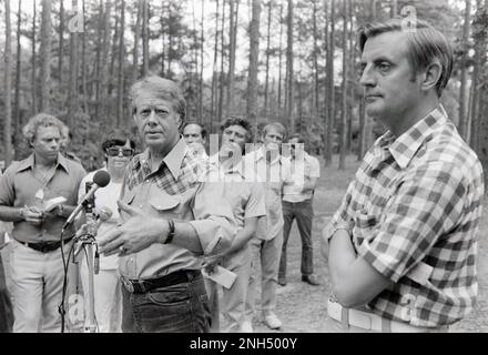 Jimmy carter e Walter Mondale parlano alla stampa dopo un incontro economico a carter's Plains, GA 'Pond House'. Foto Stock