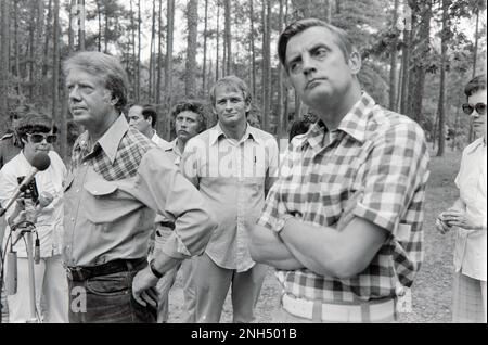 Jimmy carter e Walter Mondale parlano alla stampa dopo un incontro economico a carter's Plains, GA 'Pond House'. Carter Press Secretary è tra i due uomini. Foto Stock