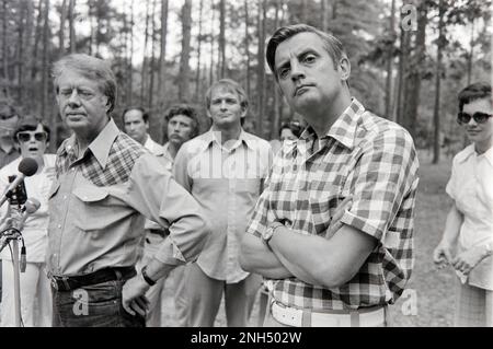 Jimmy carter e Walter Mondale parlano alla stampa dopo un incontro economico a carter's Plains, GA 'Pond House'. Carter Press Secretary è tra i due uomini. Foto Stock