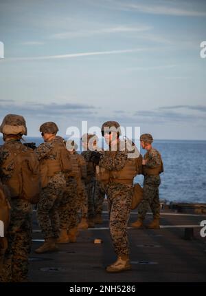 STATI UNITI Skelly Siropy Jr., un capo di manutenzione del trasporto a motore con Battle Logistics Battaglione 22, ha briefing Marines prima di un tiro al ponte sul ponte di volo della USS carter Hall (LSD 50) durante Caraibes 22 vicino Martinica, Francia, 20 giugno 2022. Esercizio Caraibes 2022 è un esercizio di formazione congiunto, su larga scala, a guida francese, nei Caraibi, che comprende attività navali, aeree e terrestri, provenienti dai francesi, dagli Stati Uniti, e le forze regionali si sono focalizzate sulla risposta alle catastrofi naturali. Foto Stock