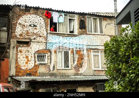 Murale piastrellato raffigurante una creatura con artigli in un quartiere di Dolapdere Beyoğlu Istanbul Turchia Foto Stock
