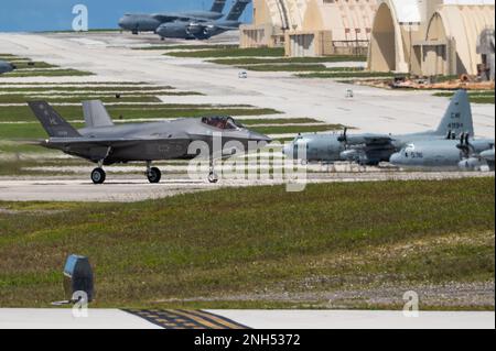 NEGLI STATI UNITI Air Force F-35A Lightning II assegnata alla 388th Fighter Wing, Hill Air Force base, Utah, arriva a Andersen AFB, Guam, per condurre Agile Combat Employment Operations, 20 giugno 2022. ACE sposta la generazione di airpower da grandi basi centralizzate a reti di sedi più piccole e dislocate o a cluster di base per aumentare la capacità di sopravvivenza, complicare la pianificazione degli avversari e ottenere un vantaggio. Foto Stock