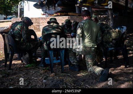 I membri della Malawia Maritime Force ottengono insegnati la pianificazione pre-missione adeguata da un americano Team Operational Detachment Alpha (APS) durante un Joint Combined Exchange Training (JCET) a Monkey Bay, Malawi, 20 giugno 2022. JCETS migliora le relazioni degli Stati Uniti con le nazioni partner sviluppando e mantenendo connessioni critiche da militare a militare e migliorando la disponibilità e l'interoperabilità congiunte e alleate. Foto Stock