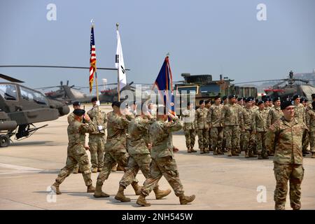 Oggi, 4-2 Battaglione di attacco ha tenuto un cambio di comando a Camp Humphreys. Aaron Martin, il comandante della Brigata dell'Aviazione di combattimento del 2nd, è accompagnato dal Lt. Peter Schmitt e dal Lt. Ty Huffman come parte di revisione per il pass e la revisione. Foto Stock