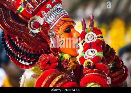 2023 febbraio: Il festival Theyyam si svolge ogni anno tra novembre e aprile e si svolge principalmente nel Kerala settentrionale, in India. Le danze e i rituali che si svolgono, onorano le divinità del tempio e il loro sacro Kavus (boschetti). I ricercatori hanno scoperto che questi Kavus, con una stima di 2000, rivelano livelli di biodiversità superiori alla media a causa della protezione che essi offrono. Ciò ha un impatto positivo sulle aree circostanti e sui loro ecosistemi, che sono in grave pericolo a causa della deforestazione e dello sviluppo non regolamentati. Foto Stock