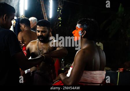 2023 febbraio: Il festival Theyyam si svolge ogni anno tra novembre e aprile e si svolge principalmente nel Kerala settentrionale, in India. Le danze e i rituali che si svolgono, onorano le divinità del tempio e il loro sacro Kavus (boschetti). I ricercatori hanno scoperto che questi Kavus, con una stima di 2000, rivelano livelli di biodiversità superiori alla media a causa della protezione che essi offrono. Ciò ha un impatto positivo sulle aree circostanti e sui loro ecosistemi, che sono in grave pericolo a causa della deforestazione e dello sviluppo non regolamentati. Foto Stock