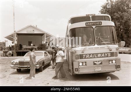 Un autobus turistico fa una sosta presso la sede della Campagna Presidenziale di Jimmy carter presso il deposito ferroviario delle pianure, Georgia. 1976 Foto Stock