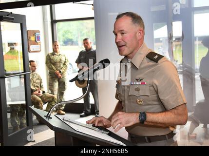 Il col. Matthew Braman, vice comandante della 10th Mountain Division (li) per il supporto, si rivolge al pubblico come ospite per la riapertura della 10th Mountain Division e del Fort Drum Museum il 21 giugno. (Foto di Glenn Wagner, Fort Drum Visual Information) Foto Stock