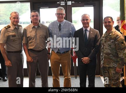 Alla cerimonia di taglio del nastro per la Divisione montagna 10th e il Museo di Fort Drum nella sua nuova sede hanno partecipato il col. Matthew Braman, vice comandante della Divisione montagna 10th (li) per il supporto; il comando Sgt. Maj Mario Terenas, la Divisione montagna 10th (li) e il consulente senior della Fort Drum; Sepp Scanlin, 10th Mountain Division e direttore del museo di Fort Drum; Charles Bowery Jr, direttore esecutivo degli Stati Uniti Centro militare di storia militare; e il col. James Zacchino Jr., comandante della guarnigione di Fort Drum. (Foto di Glenn Wagner, Fort Drum Visual Information) Foto Stock