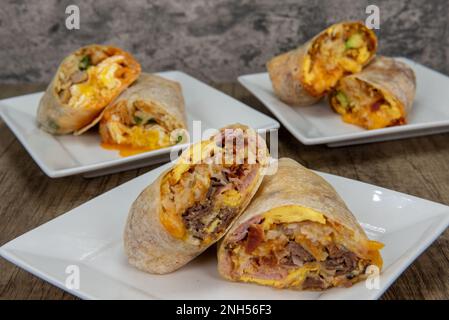 Difficile scegliere quale di questi burritos di prima colazione caricare da mangiare. Foto Stock