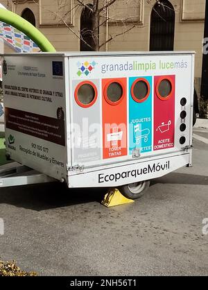 Granada, Spagna; 19 febbraio 2023: Caravan ecologico mobile per il riciclaggio di piccoli elettrodomestici, inchiostro per stampanti, giocattoli e olio per la casa su una strada Foto Stock