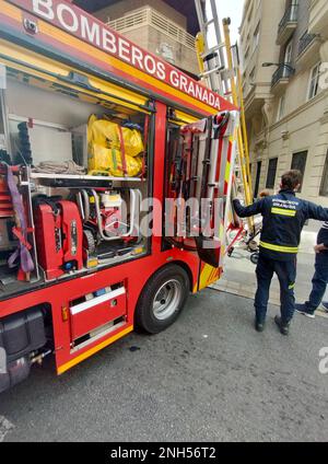 Granada, Spagna; 19 febbraio 2023: Dettagli di un camion dei pompieri in mostra a Granada (Spagna) in una soleggiata mattinata invernale Foto Stock