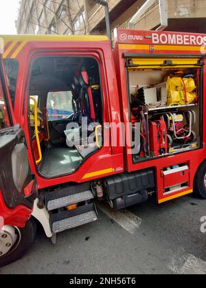 Granada, Spagna; 19 febbraio 2023: Dettagli di un camion dei pompieri in mostra a Granada (Spagna) in una soleggiata mattinata invernale Foto Stock