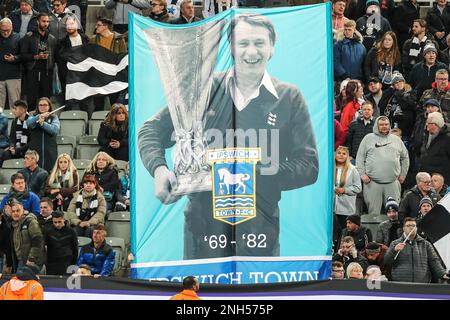 I fan di Newcastle United vengono visti con una bandiera gigante rispetto all'ex manager, Sir Bobby Robson nel suo compleanno del 90th - Newcastle United contro Liverpool, Premier League, St James' Park, Newcastle upon Tyne, Regno Unito - 18th febbraio 2023 solo per uso editoriale - si applicano le restrizioni DataCo Foto Stock