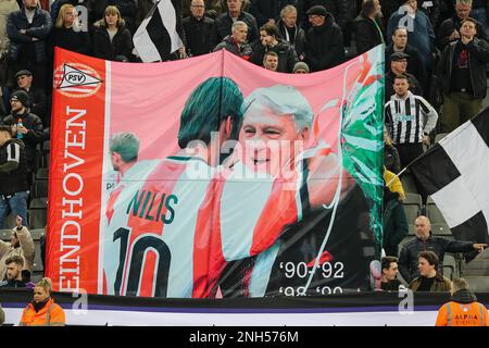 I fan di Newcastle United vengono visti con una bandiera gigante rispetto all'ex manager, Sir Bobby Robson nel suo compleanno del 90th - Newcastle United contro Liverpool, Premier League, St James' Park, Newcastle upon Tyne, Regno Unito - 18th febbraio 2023 solo per uso editoriale - si applicano le restrizioni DataCo Foto Stock