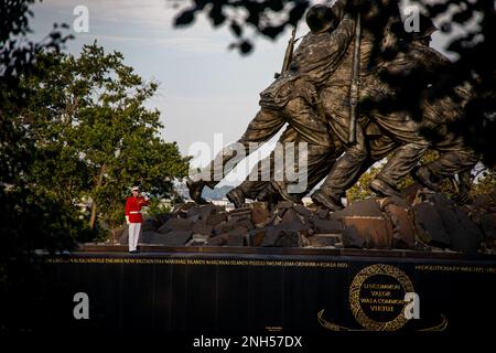 Staff Sgt. Benjamin Aird, cerimoniale bugler, "il Comandante proprio", Stati Uniti Marine Drum and Bugle Corps, suona "tap" durante una sfilata al tramonto al Marine Corps War Memorial, Arlington, Virginia, 21 giugno 2022. Il funzionario che ospitava la serata era il maggiore Gen. William Seely, Direttore dell'Intelligence, quartier generale del corpo dei Marine, e l'ammiraglio posteriore Sebo Hofkamp, olandese Attache difesa negli Stati Uniti d'America, è stato l'ospite d'onore. Foto Stock