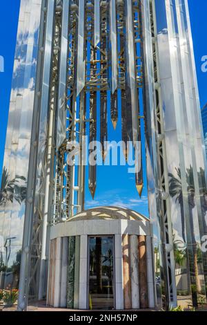 Garden Grove, CA, USA – 2 novembre 2022: La Mary Hood Prayer Chapel si trova sotto la Crean Tower presso la Christ Cathedral, ex Crystal Cathedral in Georgia Foto Stock