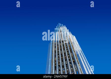 Garden Grove, CA, USA – 2 novembre 2022: Vista a angelo basso della Crean Tower alla Christ Cathedral, ex Crystal Cathedral a Garden Grove, California Foto Stock