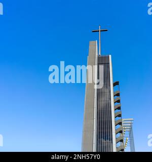 Garden Grove, CA, USA – 2 novembre 2022: La Torre della speranza alla cattedrale di Cristo, ex cattedrale di cristallo a Garden Grove, California. Foto Stock