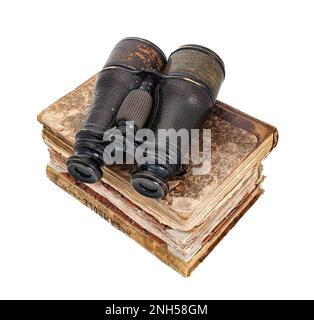 Pile di libri di carta molto vecchi con coperture di pelle ingiallita intemperie, graffiate e rovinate, misteriose e piene di segreti sormontati da binocoli o Foto Stock