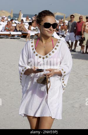 MIAMI - DICEMBRE 31: Hayden Panetiere fa una breve passeggiata fuori dal suo South Beach Hotel. 31 dicembre 2009 a Miami, Florida. Persone: Hayden Panetiere Credit: Storms Media Group/Alamy Live News Foto Stock