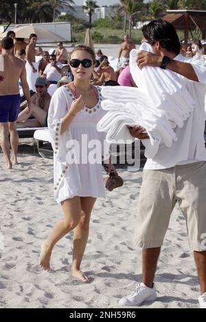 MIAMI - DICEMBRE 31: Hayden Panetiere fa una breve passeggiata fuori dal suo South Beach Hotel. 31 dicembre 2009 a Miami, Florida. Persone: Hayden Panetiere Credit: Storms Media Group/Alamy Live News Foto Stock