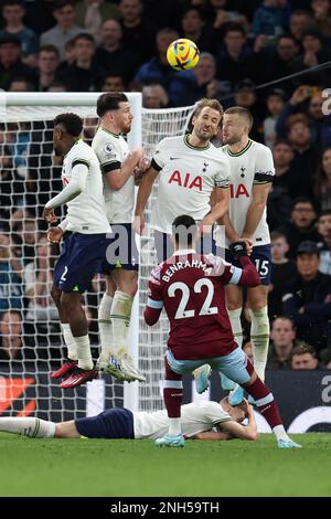 Londra, Regno Unito. 19th Feb, 2023. I giocatori di Tottenham Hotspur nella parete difensiva bloccano un calcio di punizione preso da Said Benrahma di West Ham Utd (22). Partita della Premier League, Tottenham Hotspur contro West Ham Utd allo stadio Tottenham Hotspur di Londra domenica 19th febbraio 2023. Questa immagine può essere utilizzata solo per scopi editoriali. Solo per uso editoriale, licenza richiesta per uso commerciale. Non è utilizzabile nelle scommesse, nei giochi o nelle pubblicazioni di un singolo club/campionato/giocatore. pic di Andrew Orchard/Andrew Orchard sports photography/Alamy Live news Credit: Andrew Orchard sports photography/Alamy Live News Foto Stock