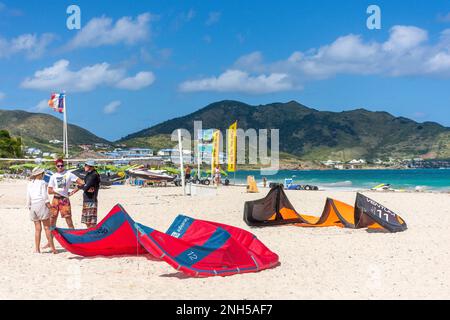 Kite surfisti sulla spiaggia, Orient Bay (Baie Orientale), St Martin (Saint-Martin), piccole Antille, Caraibi Foto Stock