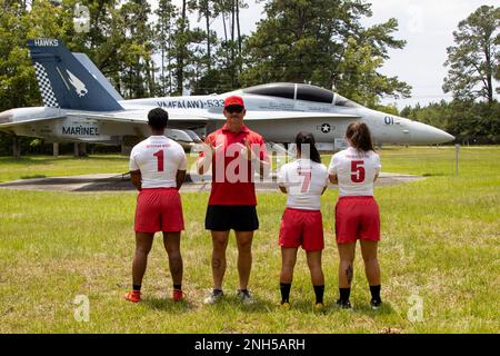 I membri del team di rugby USMC si riuniscono per una foto di gruppo alla Marine Corps Air Station Beaufort, 21 giugno 2022. La squadra di rugby USMC è una delle tante squadre dei Marine Corps Sports Programs, che consente agli atleti marini eccezionali di competere e giocare a sport che sono appassionati e di migliorare la forma fisica e la resilienza di Marines. Foto Stock