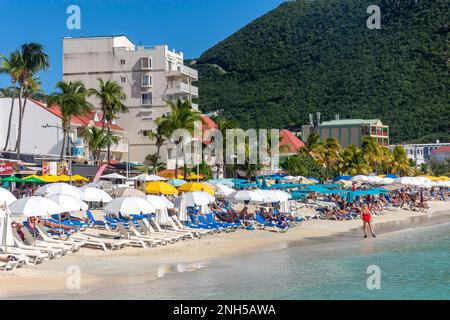 Vista della spiaggia, grande baia, Philipsburg, St Maarten, Saint Martin, Piccole Antille, dei Caraibi Foto Stock