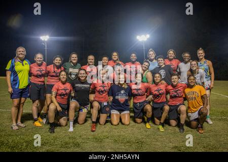 STATI UNITI Marines con la USMC Rugby Team, si riuniscono per farsi scattare la foto con altri giocatori di rugby dopo una partita di scaramaggio sulla Marine Corps Air Station Beaufort, 21 giugno 2022. La squadra di rugby USMC è una delle tante squadre dei Marine Corps Sports Programs, che consente agli atleti marini eccezionali di competere e giocare a sport che sono appassionati e di migliorare la forma fisica e la resilienza di Marines. Foto Stock