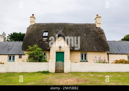 Un grazioso cottage dal tetto di paglia nel centro di Marloes, un piccolo villaggio sulla penisola di Marloes nel Pembrokeshire Coast National Park, Galles occidentale Foto Stock