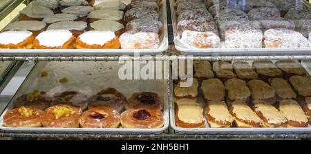 Bismark, panini, ciambelle e Long johns da forno in vendita presso la Bloedow's Bakery di Winona, Minnesota USA. Foto Stock