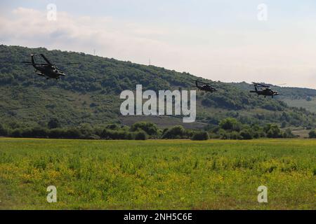 STATI UNITI I piloti dell'esercito della Brigata dell'aviazione di combattimento 12th conducono manovre tattiche di combattimento con tre falchi neri UH-60 a Kasarna Manjaca, Dobrnja, Bosnia ed Erzegovina il 17 luglio 2022. Membri della guardia assegnati al distaccamento medico di Stato e 1-169th Reggimento dell'aviazione, Maryland Army National Guard, addestrati insieme a soldati di servizio attivo dal 1st Squadron, 91st Reggimento della cavalleria, 173rd Brigata aerea, 12th Brigata dell'aviazione di combattimento, e le forze armate di Bosnia-Erzegovina soldati in tattica, aviazione, medicina, e sviluppo di funzionari non commissionati. La Guardia Nazionale del Maryland Foto Stock