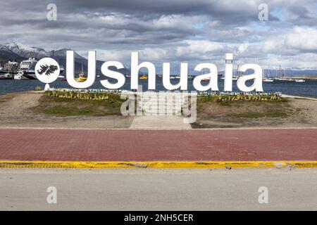 Famosa scritta Ushuaia al porto di Ushuaia, Tierra del Fuego in Argentina, Sud America Foto Stock