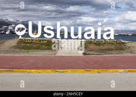 Famosa scritta Ushuaia al porto di Ushuaia, Tierra del Fuego in Argentina, Sud America Foto Stock