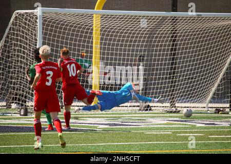 Ebika Tabe del Camerun segna il portiere tedesco delle immersioni, Gina-Marie Mitschke nella partita 13 del Conseil International du Sport Militaire (CISM) Campionato mondiale di calcio militare femminile del 13th, ospitato dalla base aeronautica di Fairchild a Spokane, Washingon. Il campionato di quest'anno comprende squadre provenienti da Stati Uniti, Belgio, Camerun, Canada, Francia, Germania, Irlanda, Mali, Paesi Bassi e Corea del Sud. (Dipartimento della Difesa Foto di Steven Dinote, rilasciato). Foto Stock