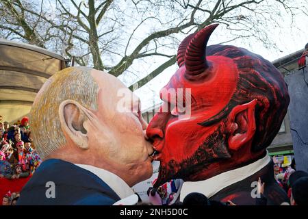 Colonia, germania 20 2023 febbraio: putin bacia il diavolo su un galleggiante a sfilata di motivi del rosenmontagszug di colonia Foto Stock