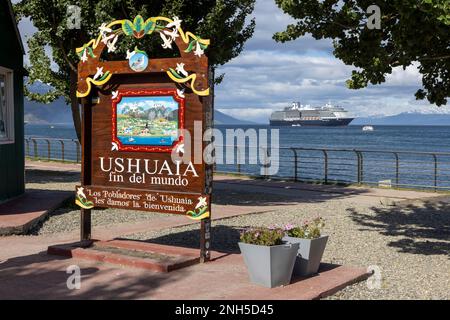 Famoso cartello di benvenuto in legno ornato con scritta "USHUAIA fin del mundo" nel porto di Ushuaia, Tierra del Fuego in Argentina, Sud America Foto Stock