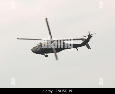 Un elicottero UH-60 Black Hawk viene osservato in volo mentre attraccano soldati con la Brigata dell'Aviazione da combattimento del 28th in un esercizio di addestramento in volo vicino a Fort Indiantown Gap, Pa., 17 luglio 2022. Questo esercizio ha mantenuto la loro disponibilità al combattimento. (Foto di U.S. Army National Guard SPC. Giovanni Trapani) Foto Stock